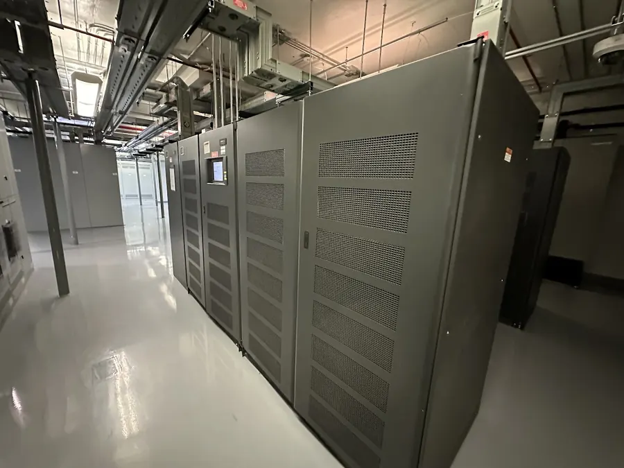 Large UPS cabinets installed in a distributed-redundant arrangement